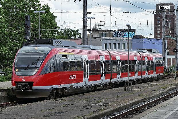644 044
