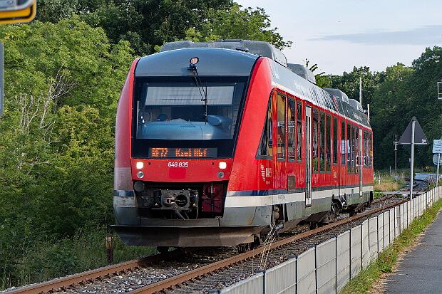 648 335