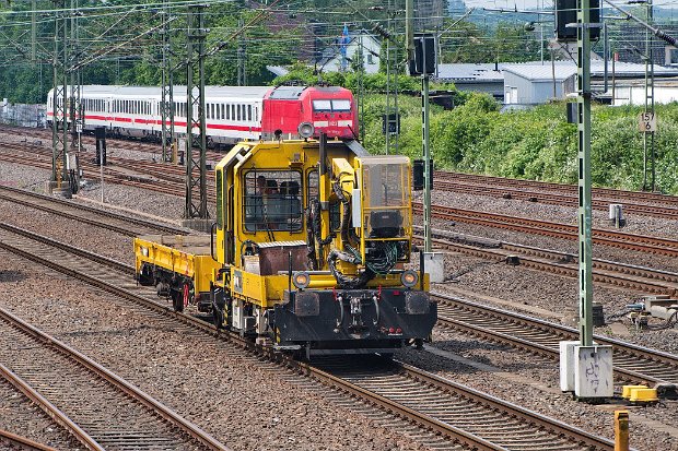 741 211