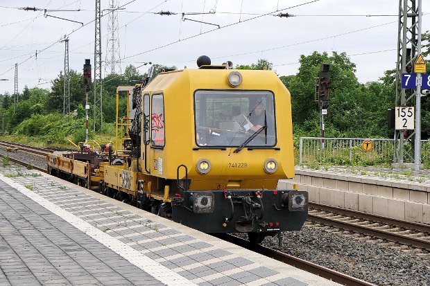 741 229