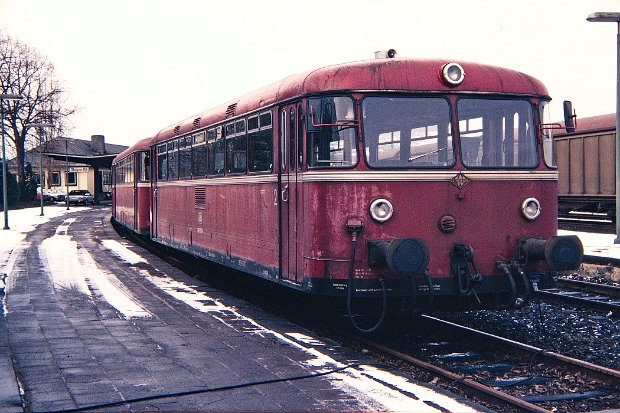 798 705