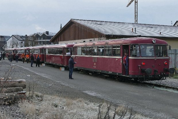 996 748