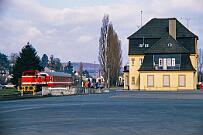 1986-22-011 Arnsberg Hüsten Ost Im April 1986 fand eine Bereisung durch die Bahnaufsicht auf der RLG-Strecke Hüsten-Arnsberg statt. Der Generatorwagen Wgm 2311 der WLE wurde von der RLG D66...