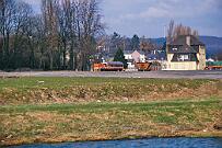 1986-22-012 Arnsberg Hüsten Ost Im April 1986 fand eine Bereisung durch die Bahnaufsicht auf der RLG-Strecke Hüsten-Arnsberg statt. Der Generatorwagen Wgm 2311 der WLE wurde von der RLG D66...