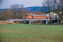 1986-22-014 Arnsberg Im April 1986 fand eine Bereisung durch die Bahnaufsicht auf der RLG-Strecke Hüsten-Arnsberg statt. Der Generatorwagen Wgm 2311 der WLE wurde von der RLG D66...