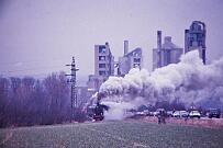 1988-50-025 Erwitte Sonderzug mit 38 1772 und 64 289 nach Warstein.