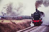 1988-50-033 Anröchte Uelde 38 1772 und 64 289 haben den Bahnhof Uelde verlassen und kämpfen sich den Anstieg zum Brechpunkt am Haarstrang hoch. Hier in der Kurve zwischen den beiden...