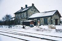 1988-51-037 Anröchte Winter in Anröchte. Im Bahnhof wurden einige der alten Kalksteinwagen abgestellt.