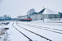 1988-51-038 Anröchte Winter in Anröchte. Im Bahnhof wurden einige der alten Kalksteinwagen abgestellt.
