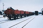1988-51-039 Anröchte Winter in Anröchte. Im Bahnhof wurden einige der alten Kalksteinwagen abgestellt.