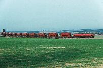 1990-x005603 Anröchte Uelde Tagesfahrt zur WLE: die umgebaute WLE 30 zieht einen Kalkzug Richtung Lippstadt.