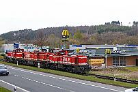 2021-05-06-078 Warstein Fototour zur WLE: Nachmittags kam nach 3 Stunden Leerlauf ein Lz aus Lippstadt. WLE 72, 62 & auf dem Weg nach Warstein. 71 & 62 kümmern sich um einen Holzzug,...